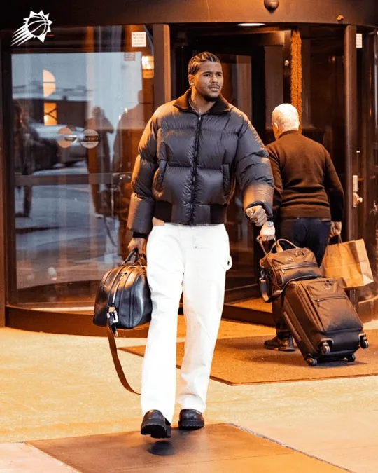 篮球社区-气质非凡！太阳官媒晒众球员赛前穿搭照：抵达亚特兰大