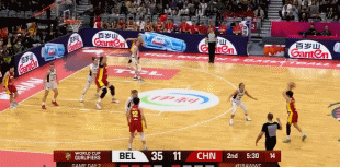 足球社区-笑喷！比利时女篮球员冲撞张子宇，结果自己人仰马翻受伤离场